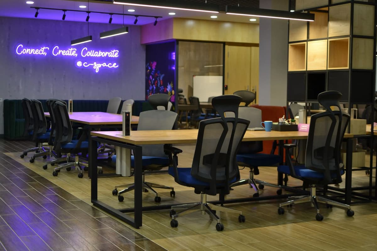 Open space C-Space Chust с неоновой надписью Connect, Create, Collaborate